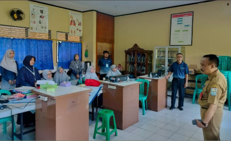 Kepala Dinas Pendidikan dan Kebudayaan Kabupaten Purbalingga, Tri Gunawan Setyadi, saat memantau Asesmen Kompetensi Akademik Daerah (AKAD) di Kabupaten Purbalingga untuk Calon Murid Baru (CMB) yang memilih Jalur Prestasi dalam Seleksi Penerimaan Murid Baru (SPMB) di SMP Negeri 1 Mrebet, Senin 30 Juni 2025.