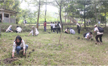 Aksi nyata pelestarian lingkungan Koalisi Pemuda Hijau Indonesia (KOPHI) Yogyakarta dengan menanam 1000 pohon.