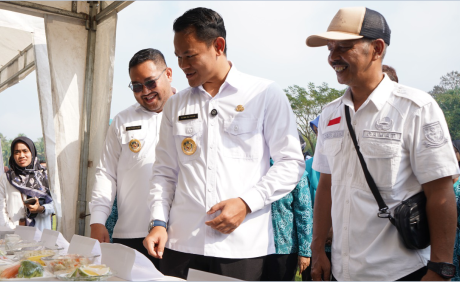 Bupati Purbalingga Fahmi Muhammad Hanif saat acara Pencanangan Bulan Bhakti Gotong Royong Masyarakat (BBGRM) dan Peringatan Hari Kesatuan Gerak (HKG) PKK ke-53 tingkat Kabupaten Purbalingga yang digelar di Lapangan Desa Slinga, Kecamatan Kaligondang, Rabu 2 Juli 2025.