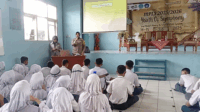 Apida Desi Mutiara Putri anggota Unit Bimnas saat memberikan Binluh kepada murid baru di SMK Negeri 1 Kaligondang saat MPLS, Senin 14 Juli 2025. Apida Desi Mutiara Putri anggota Unit Bimnas saat memberikan Binluh kepada murid baru di SMK Negeri 1 Kaligondang saat MPLS, Senin 14 Juli 2025.