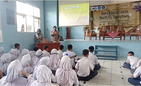Apida Desi Mutiara Putri anggota Unit Bimnas saat memberikan Binluh kepada murid baru di SMK Negeri 1 Kaligondang saat MPLS, Senin 14 Juli 2025. Apida Desi Mutiara Putri anggota Unit Bimnas saat memberikan Binluh kepada murid baru di SMK Negeri 1 Kaligondang saat MPLS, Senin 14 Juli 2025.