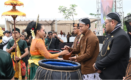 Bupati Purbalingga Fahmi Muhammad Hanif memimpin prosesi puncak acara Festival Gunung Slamet (FGS) ke 8 yang penuh makna budaya, Sabtu 5 Juli 2025.