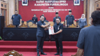 Bupati Purbalingga, Fahmi Muhammad Hanif, resmi menyerahkan Rancangan Perubahan Kebijakan Umum Anggaran Pendapatan dan Belanja Daerah (KUA) serta Perubahan Prioritas dan Plafon Anggaran Sementara (PPAS) Tahun Anggaran 2025 kepada DPRD kepada Ketua DPRD HR Bambang Irawan dalam rapat paripurna, Senin 7 Juli 2025. Bupati Purbalingga, Fahmi Muhammad Hanif, resmi menyerahkan Rancangan Perubahan Kebijakan Umum Anggaran Pendapatan dan Belanja Daerah (KUA) serta Perubahan Prioritas dan Plafon Anggaran Sementara (PPAS) Tahun Anggaran 2025 kepada DPRD kepada Ketua DPRD HR Bambang Irawan dalam rapat paripurna, Senin 7 Juli 2025.
