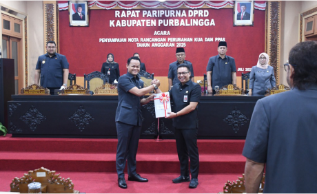 Bupati Purbalingga, Fahmi Muhammad Hanif, resmi menyerahkan Rancangan Perubahan Kebijakan Umum Anggaran Pendapatan dan Belanja Daerah (KUA) serta Perubahan Prioritas dan Plafon Anggaran Sementara (PPAS) Tahun Anggaran 2025 kepada DPRD kepada Ketua DPRD HR Bambang Irawan dalam rapat paripurna, Senin 7 Juli 2025. Bupati Purbalingga, Fahmi Muhammad Hanif, resmi menyerahkan Rancangan Perubahan Kebijakan Umum Anggaran Pendapatan dan Belanja Daerah (KUA) serta Perubahan Prioritas dan Plafon Anggaran Sementara (PPAS) Tahun Anggaran 2025 kepada DPRD kepada Ketua DPRD HR Bambang Irawan dalam rapat paripurna, Senin 7 Juli 2025.