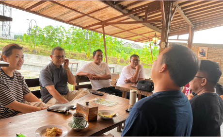 Coach Tom MC Ifle, pakar strategi bisnis nasional sekaligus CEO TopCoach Indonesia, ngopi bareng bersama pengurus dan anggota Himpunan Pengusaha Muda Indonesia (HIPMI) Banyumas, Sabtu 28 Juni 2025 malam. Coach Tom MC Ifle, pakar strategi bisnis nasional sekaligus CEO TopCoach Indonesia, ngopi bareng bersama pengurus dan anggota Himpunan Pengusaha Muda Indonesia (HIPMI) Banyumas, Sabtu 28 Juni 2025 malam.