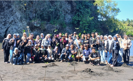 Dewan Eksekutif Mahasiswa (Dema) Fakultas Dakwah dan Saintek (FDS) UIN Prof. K.H. Saifuddin Zuhri (Saizu) Purwokerto menyelenggarakan Bakti Alam di Pantai Sodong, Kabupaten Cilacap, Jawa Tengah, Kamis 10 Juli 2025.