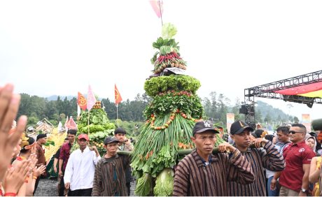 Gunungan Sedekah Hasil Bumi