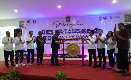 Plt Bupati Purbalingga Dimas Prasetyahani dan Direktur Polmathik Taufik Dwi Laksono saat peluncuran Himpunan Pengusaha Muda Indonesia Perguruan Tinggi (HIPMI PT), di kampus Polmathik, Senin 21 Juli 2025. Plt Bupati Purbalingga Dimas Prasetyahani dan Direktur Polmathik Taufik Dwi Laksono saat peluncuran Himpunan Pengusaha Muda Indonesia Perguruan Tinggi (HIPMI PT), di kampus Polmathik, Senin 21 Juli 2025.