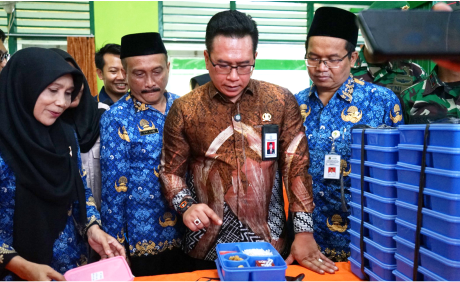 Ketua DPRD Purbalingga HR Bambang Irawan melihat proses Makan Bergizi Gratis di SMP Negeri 2 Purbalingga, Senin 17 Februari 2025