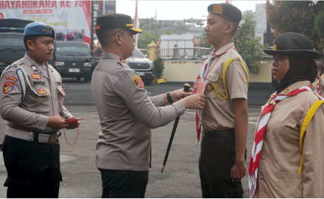 Ketua Majelis Pembimbing Satuan Karya Pramuka Bhayangkara (Mabi Sakahayangkara) Kwartir Cabang Kabupaten Purbalingga, Kak AKBP Achmad Akbar menyematkan nametag kegiatan, usai Apel Pemberangkatan Pengukuhan Pramuka Saka Bhayangkara Angkatan 37 Tahun 2025.