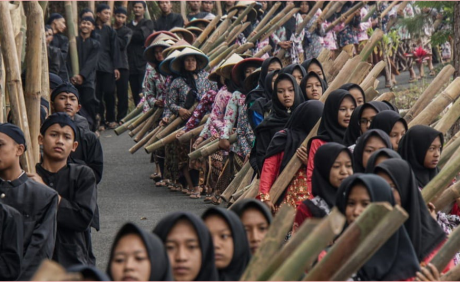 Kirab Air dari Tuk Sikopyah dengan Lodong