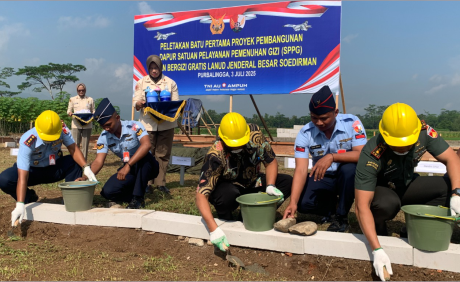 Komandan Lanud J.B. Soedirman, Letkol Pnb Tatag Onne Setiawan, bersama Asisten Pemerintahan dan Kesra Sekda Purbalingga, Suroto, yang mewakili Bupati Purbalingga secara simbolis meletakan batu pertama pembangunan dapur SPPG, Kamis 3 Juli 2025.