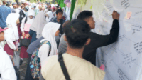 “Satu Langkah Bersama Ayah” merupakan perwujudan Gerakan Ayah Mengantar Anak di Hari Pertama Sekolah di SMP Negeri 2 Purbalingga, Senin 14 Juli 2025. “Satu Langkah Bersama Ayah” merupakan perwujudan Gerakan Ayah Mengantar Anak di Hari Pertama Sekolah di SMP Negeri 2 Purbalingga, Senin 14 Juli 2025.