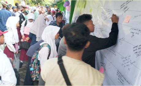 “Satu Langkah Bersama Ayah” merupakan perwujudan Gerakan Ayah Mengantar Anak di Hari Pertama Sekolah di SMP Negeri 2 Purbalingga, Senin 14 Juli 2025. “Satu Langkah Bersama Ayah” merupakan perwujudan Gerakan Ayah Mengantar Anak di Hari Pertama Sekolah di SMP Negeri 2 Purbalingga, Senin 14 Juli 2025.