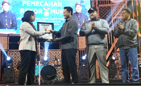 Bupati Purbalingga, Fahmi Muhammad Hanif menerima penghargaan dari Museum Rekor Dunia Indonesia (Muri) Indonesia yang telah mencatat rekor makan nasi 3G terbanyak di Indonesia, bahkan dunia, dengan total 8.888 porsi saat Festival Gunung Slamet (FGS) ke-8, Sabtu 6 Juli 2025 malam.