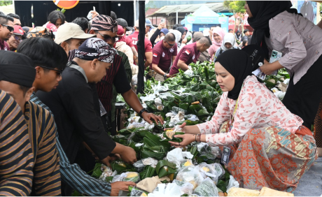 Museum Rekor Dunia Indonesia (Muri) Indonesia mencatat rekor makan nasi 3G terbanyak di Indonesia, bahkan dunia, dengan total 8.888 porsi saat Festival Gunung Slamet (FGS) ke-8, Sabtu 6 Juli 2025