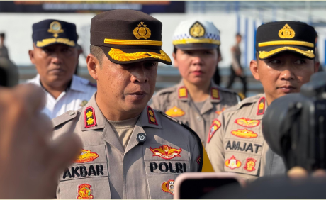 Kapolres Purbalingga AKBP Achmad Akbar usai Apel Gelar Pasukan Operasi Patuh Candi 2025 di halaman Satpas Prototipe Purbalingga, Senin 14 Juli 2025 pagi. Kapolres Purbalingga AKBP Achmad Akbar usai Apel Gelar Pasukan Operasi Patuh Candi 2025 di halaman Satpas Prototipe Purbalingga, Senin 14 Juli 2025 pagi.