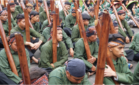 Prosesi pengambilan air dari Tuk Sikopyah menjadi agenda puncak Festival Gunung Slamet (FGS) ke-8 di Desa Serang, Kecamatan Karangreja, Kabupaten Purbalingga, Sabtu 5 Juli 2025.