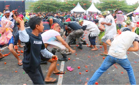 Perang Buah Adopsi Perang Cambuk Jaman Dulu