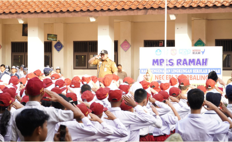 Pelaksana Tugas (Plt) Bupati Purbalingga Dimas Prasetyahani saat menjadi Pembina Upacara pembukaan Masa Pengenalan Lingkungan Sekolah (MPLS) Tahun Ajaran 2025/2026, di SMP Negeri 3 Purbalingga, Senin 14 Juli 2025. Pelaksana Tugas (Plt) Bupati Purbalingga Dimas Prasetyahani saat menjadi Pembina Upacara pembukaan Masa Pengenalan Lingkungan Sekolah (MPLS) Tahun Ajaran 2025/2026, di SMP Negeri 3 Purbalingga, Senin 14 Juli 2025.