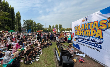 Satlantas Polres Purbalingga menyelenggarakan kegiatan Polisi lalu lintas (Polantas) Menyapa Anak-anak dan Pelajar di Alun-alun Purbalingga, Sabtu 26 Juli 2025 pagi. Satlantas Polres Purbalingga menyelenggarakan kegiatan Polisi lalu lintas (Polantas) Menyapa Anak-anak dan Pelajar di Alun-alun Purbalingga, Sabtu 26 Juli 2025 pagi.