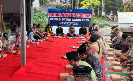 Satlantas Polres Purbalingga menyelenggarakan doa bersama lintas agama di lokasi rawan kecelakaan lalu lintas wilayah Dusun Bayeman, Desa Tlahab Lor, Kecamatan Karangreja, Kabupaten Purbalingga, Senin 14 Juli 2024. Satlantas Polres Purbalingga menyelenggarakan doa bersama lintas agama di lokasi rawan kecelakaan lalu lintas wilayah Dusun Bayeman, Desa Tlahab Lor, Kecamatan Karangreja, Kabupaten Purbalingga, Senin 14 Juli 2024.