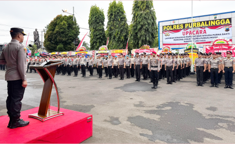 Polres Purbalingga menggelar upacara laporan kenaikan pangkat dan wisuda purnabakti personel di halaman Mapolres Purbalingga, Senin 30 Juni 2025.