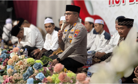 Kapolres Purbalingga AKBP Achmad Akbar saat memberi sambutan dalam Polsek Kalimanah Bersholawat dalam rangka Hari Bhayangkara Ke-79 di halaman Mapolsek Kalimanah, Sabtu 5 Juli 2025 malam Kapolres Purbalingga AKBP Achmad Akbar saat memberi sambutan dalam Polsek Kalimanah Bersholawat dalam rangka Hari Bhayangkara Ke-79 di halaman Mapolsek Kalimanah, Sabtu 5 Juli 2025 malam