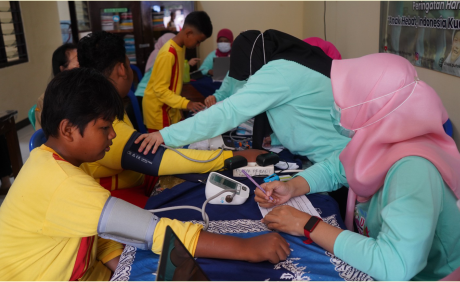 Murid SMP Negeri 1 Purbalingga antusias mengikuti Program Cek Kesehatan Gratis (CKG) Anak Sekolah yang diluncurkan oleh Dinas Kesehatan Kabupaten Purbalingga, Senin 14 Juli 2025. Murid SMP Negeri 1 Purbalingga antusias mengikuti Program Cek Kesehatan Gratis (CKG) Anak Sekolah yang diluncurkan oleh Dinas Kesehatan Kabupaten Purbalingga, Senin 14 Juli 2025.