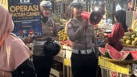 Anggota Satlantas Polres Purbalingga mensosialisasikan Operasi Patuh Candi 2025 di Pasar Rakyat Bukateja, Selasa 15 Juli 2025. Anggota Satlantas Polres Purbalingga mensosialisasikan Operasi Patuh Candi 2025 di Pasar Rakyat Bukateja, Selasa 15 Juli 2025.
