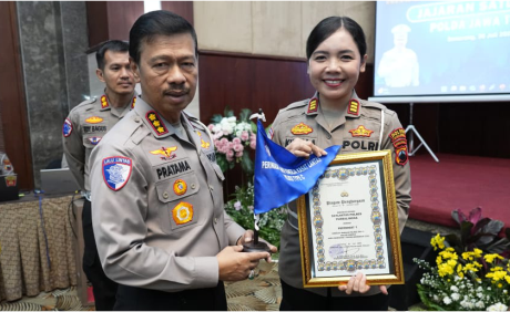 Dirlantas Polda Jateng, Kombes Pol M. Pratama Adhysastra, memberikan penghargaan tersebut kepada Kasat Lantas Polres Purbalingga, AKP Kumala Enggar Anjarani diberikan dalam kegiatan Analisa dan Evaluasi (Anev) Semester I Tahun Anggaran 2025 di Ditlantas Polda Jateng, Rabu 30 Juli 2025. Dirlantas Polda Jateng, Kombes Pol M. Pratama Adhysastra, memberikan penghargaan tersebut kepada Kasat Lantas Polres Purbalingga, AKP Kumala Enggar Anjarani diberikan dalam kegiatan Analisa dan Evaluasi (Anev) Semester I Tahun Anggaran 2025 di Ditlantas Polda Jateng, Rabu 30 Juli 2025.