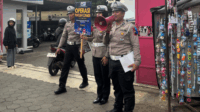 Anggota Satlantas Polres Purbalingga menyampaikan imbauan secara langsung menggunakan pengeras suara dan membagikan pamflet berisi informasi mengenai jenis pelanggaran yang menjadi fokus penindakan dalam Operasi Patuh Candi 2025, di area depan PT Boyang Industrial, Rabu 16 Juli 2025 pagi. Anggota Satlantas Polres Purbalingga menyampaikan imbauan secara langsung menggunakan pengeras suara dan membagikan pamflet berisi informasi mengenai jenis pelanggaran yang menjadi fokus penindakan dalam Operasi Patuh Candi 2025, di area depan PT Boyang Industrial, Rabu 16 Juli 2025 pagi.