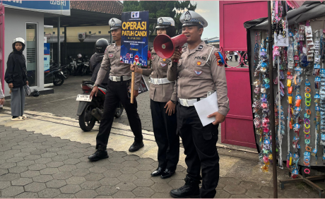 Anggota Satlantas Polres Purbalingga menyampaikan imbauan secara langsung menggunakan pengeras suara dan membagikan pamflet berisi informasi mengenai jenis pelanggaran yang menjadi fokus penindakan dalam Operasi Patuh Candi 2025, di area depan PT Boyang Industrial, Rabu 16 Juli 2025 pagi. Anggota Satlantas Polres Purbalingga menyampaikan imbauan secara langsung menggunakan pengeras suara dan membagikan pamflet berisi informasi mengenai jenis pelanggaran yang menjadi fokus penindakan dalam Operasi Patuh Candi 2025, di area depan PT Boyang Industrial, Rabu 16 Juli 2025 pagi.