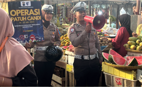 Anggota Satlantas Polres Purbalingga mensosialisasikan Operasi Patuh Candi 2025 di Pasar Rakyat Bukateja, Selasa 15 Juli 2025. Anggota Satlantas Polres Purbalingga mensosialisasikan Operasi Patuh Candi 2025 di Pasar Rakyat Bukateja, Selasa 15 Juli 2025.