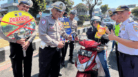 Sosialisasi dan edukasi tertib berlalu lintas selama pelaksanaan Operasi Patuh Candi 2025. Sosialisasi dan edukasi tertib berlalu lintas selama pelaksanaan Operasi Patuh Candi 2025.
