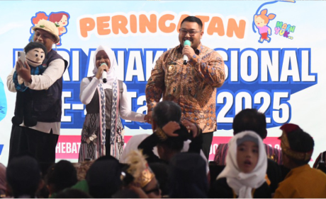 Wakil Bupati Purbalingga, Dimas Prasetyahani, hadir untuk mengajak mereka bernyanyi bersama dan membagikan hadiah sebagai bentuk apresiasi atas semangat dan antusiasme mereka. Wakil Bupati Purbalingga, Dimas Prasetyahani, hadir untuk mengajak mereka bernyanyi bersama dan membagikan hadiah sebagai bentuk apresiasi atas semangat dan antusiasme mereka.