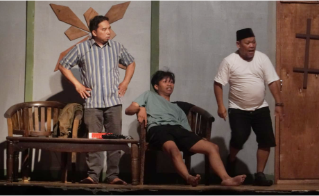Katasapa Purbalingga dan Teater Proses Unwiku Purwokerto pentas satu panggung di Gedung Mahesa Jenar, Purbalingga, Rabu 30 Juli 2025 malam.