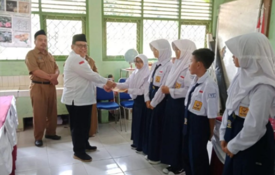 Badan Amil Zakat Nasional (BAZNAS) Kabupaten Purbalingga menyalurkan bantuan Pendidikan untuk 51 murid SMP Negeri 2 Rembang.