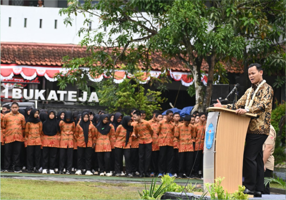 Bupati Purbalingga Fahmi M Hanif memimpin apel 1.797 siswa SMK Negeri 1 Bukateja dari tujuh jurusan keahlian, Kamis 28 Agustus 2025. Bupati Purbalingga Fahmi M Hanif memimpin apel 1.797 siswa SMK Negeri 1 Bukateja dari tujuh jurusan keahlian, Kamis 28 Agustus 2025.