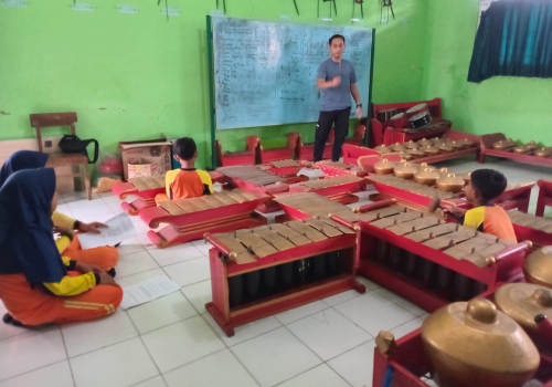 Eskul Karawitan di SDN 1 Mipiran. Foto: tabloidelemen.com Tembang macapat memiliki urutan yang menggambarkan perjalanan manusia sejak masih dalam kandungan hingga meninggal.