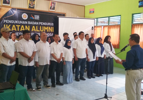Kepala SMP Negeri 2 Purbalingga, Soderi mengukuhkan Badan Pengurus Ikatan Alumni untuk periode tahun 2025-2027, di ruang serbaguna sekolahan itu, Minggu 24 Agustus 2025.