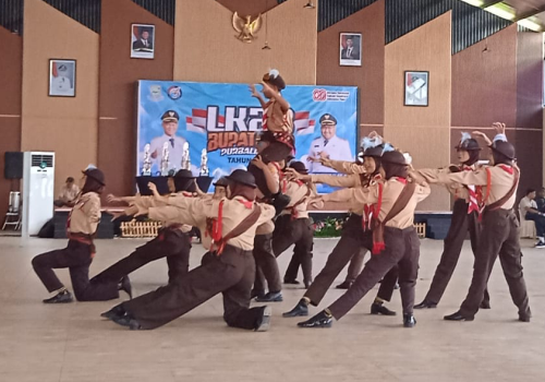 Mengenakan pakaian seragam Gerakan Pramuka, tim SMP Negeri 3 Purbalingga sukses meraih Juara I Lomba Ketangkasan Baris-Berbaris (LKBB) Tingkat SMP/MTs se-Kabupaten Purbalingga dengan nilai akhir 10.870, di komplek Owabong, Minggu 24 Agustus 2025