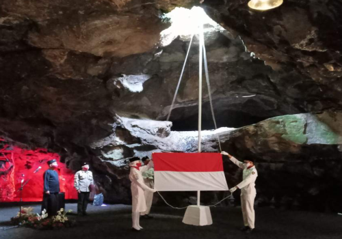 Managemen Obyek Wisata Goa Lawa Purbalingga (Golaga) Purbalingga, menjadikan Upacara Pengibaran Bendera Merah Putih dalam rangka HUT RI di dalam perut bumi sebagai tradisi tahunan Managemen Obyek Wisata Goa Lawa Purbalingga (Golaga) Purbalingga, menjadikan Upacara Pengibaran Bendera Merah Putih dalam rangka HUT RI di dalam perut bumi sebagai tradisi tahunan