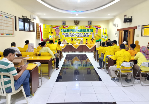 Ketua Panitia Pengarah (Steering Commitee) Musda DPD Partai Golkar Purbalingga, Agus Sulastomo saat memimpin pengumuman hasil pemberkasan calon Ketua pada Kamis 21 Agutus 2025, di aula pertemuan DPD Partai Golkar Purbalingga