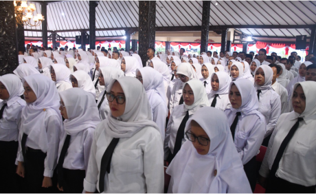 Pelantikan dan pengambilan sumpah/janji Pegawai Pemerintah dengan Perjanjian Kerja (PPPK) serta pengangkatan PNS, di Pendopo Dipokusumo, Kamis 31 Juli 2025.