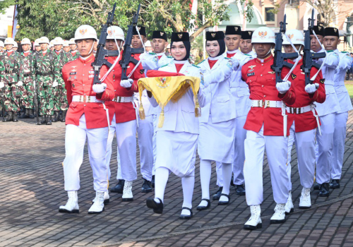 Pasukan Pengibar Bendera Pusaka (Paskibraka) Kabupaten Purbalingga usai sukses menjalankan tugasnya dalam Upacara Pengibaran dan Penurunan Bendera Merah Putih dalam rangka HUT ke-80 RI di Alun-alun Purbalingga, Minggu 17 Agustus 2025.