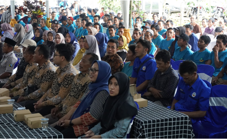 Sebanyak 300 penderes di Desa Pengalusan dan Pagerandong yang tergabung dalam Koperasi Produsen Tirta Nira Sejahtera (TIARA) menerima bantuan sarana dan prasarana produksi dari dana Fairtrade. Sebanyak 300 penderes di Desa Pengalusan dan Pagerandong yang tergabung dalam Koperasi Produsen Tirta Nira Sejahtera (TIARA) menerima bantuan sarana dan prasarana produksi dari dana Fairtrade.