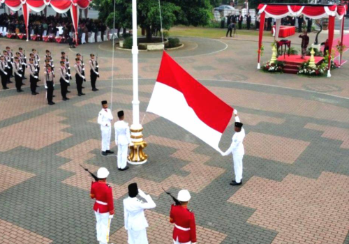 Bendera Merah Putih memiliki sejarah panjang sebelum akhirnya menjadi bendera nasional Indonesia.