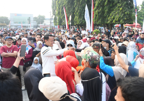 Ribuan masyarakat Kabupaten Purbalingga tumpah ruah mengikuti jalan sehat dalam rangka memperingati HUT ke-80 Kemerdekaan RI yang mengambil titik mulai di Alun-alun Purbalingga, Minggu 24 Agustus 2025.