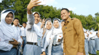 Bupati Purbalingga, H. Fahmi M Hanif bersama para murid SMA Negeri 1 (SMANSA) Purbalingga, usai apel, Senin 25 Agutus 2025.